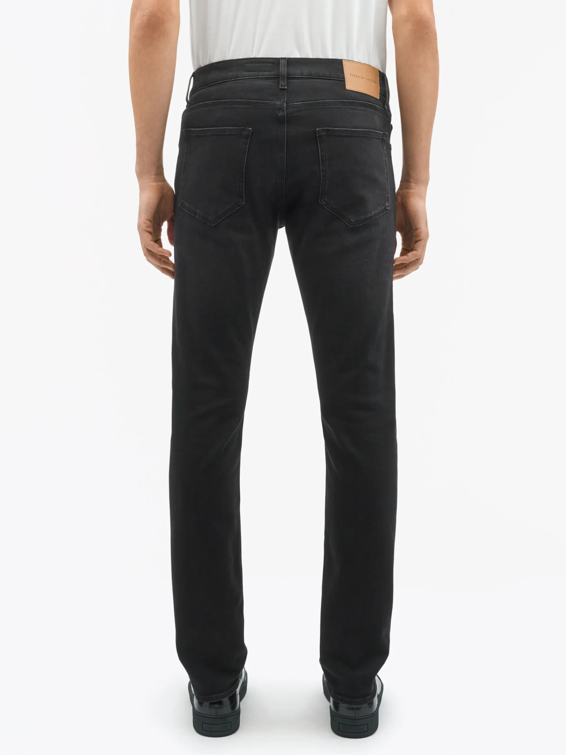 Des Slim-Straight Jeans