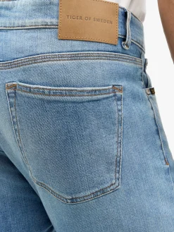 Des Slim-Straight Jeans